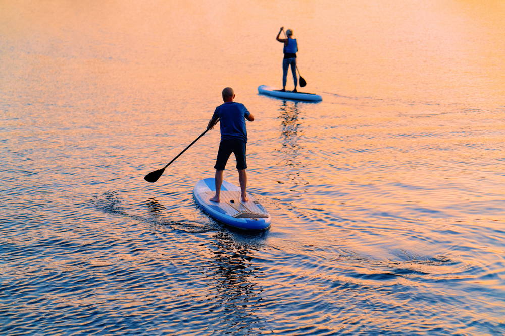 Představujeme paddleboarding 101: Dostupný vodní sport mnoha podob